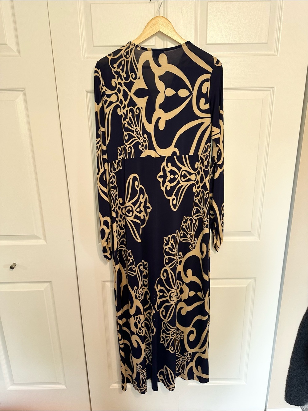 Olian Print Empire Waist Maternity Long Sleeve Maxi Dress Size Medium Navy Tan - Picture 2 of 7